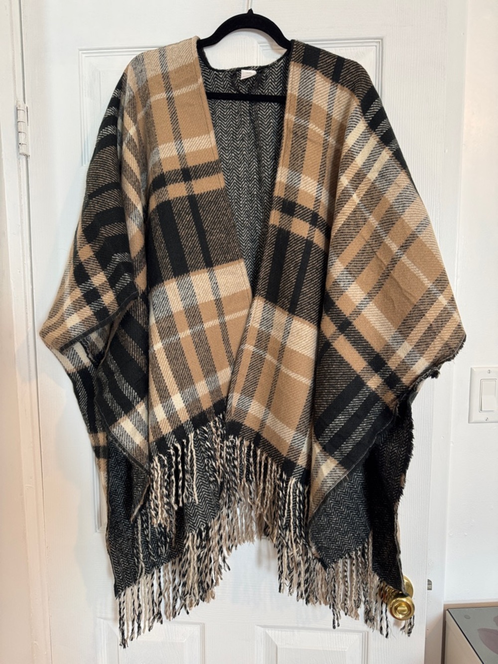 Liz Claiborne Black and Cream Herringbone Wrap